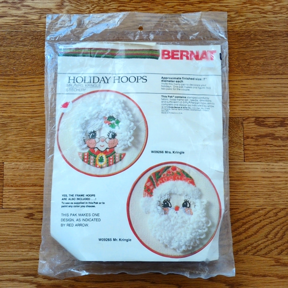 Bernat Vintage stitchery Holiday Hoops Mrs Kringle kit 1979 Christmas Craft